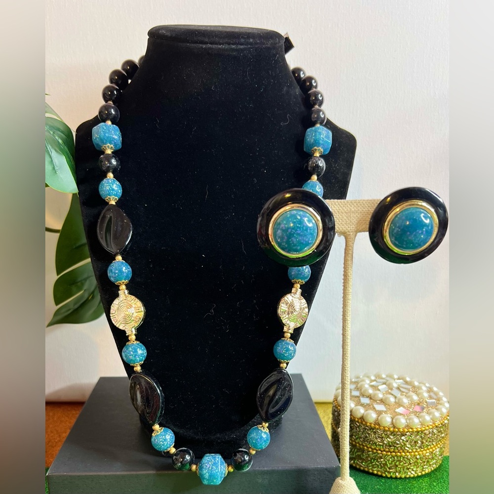 Vintage 80’s Néw Old Stock Pierced Earrings and Matching Necklace